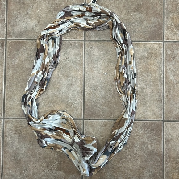 Assorted Scarves Various Colors, Patterns and Styles - Picture 9 of 10